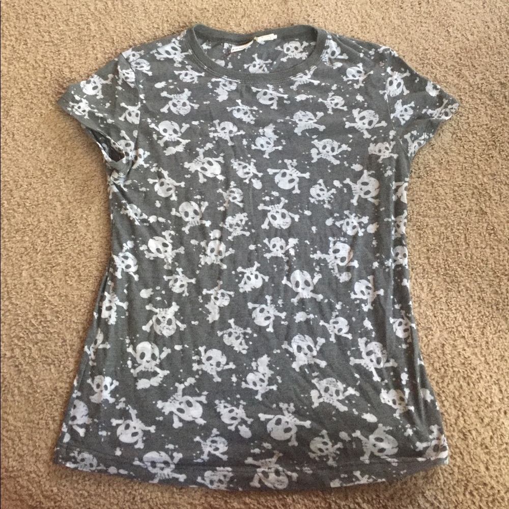 Juniors skull shirt