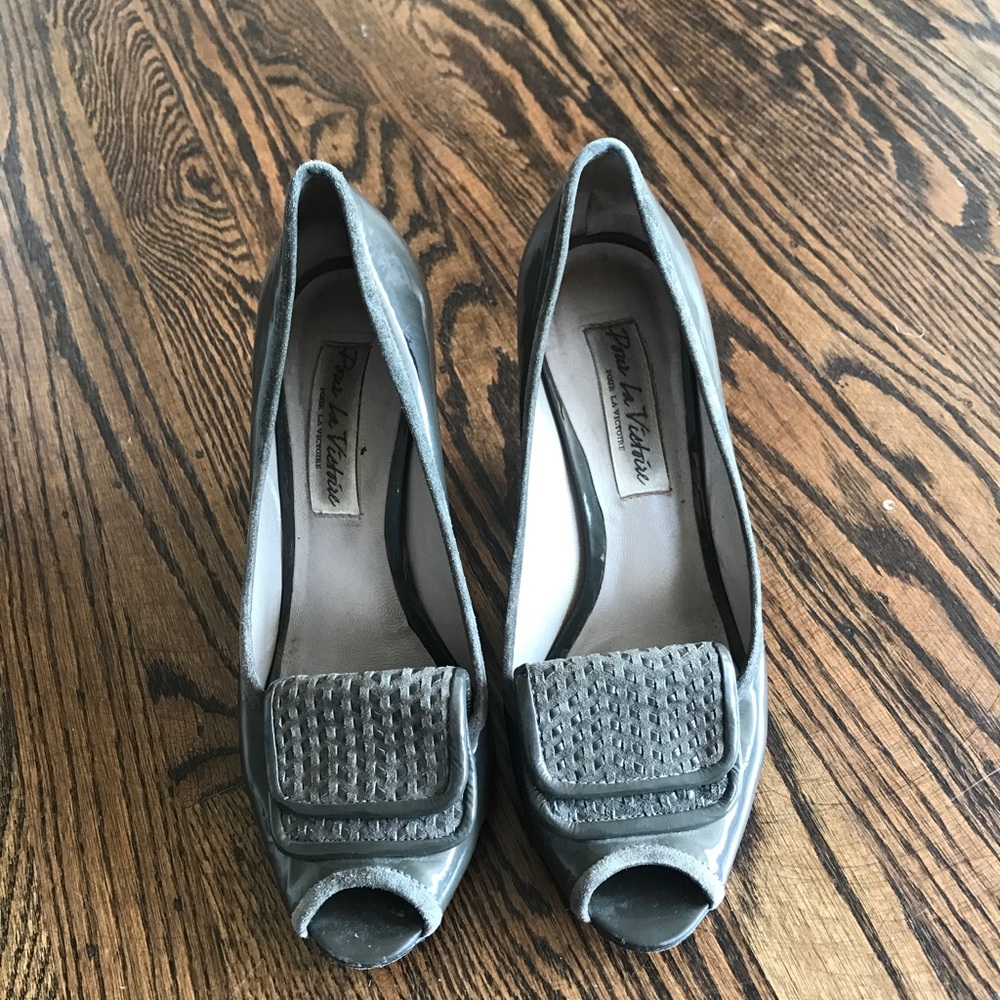 Grey pumps