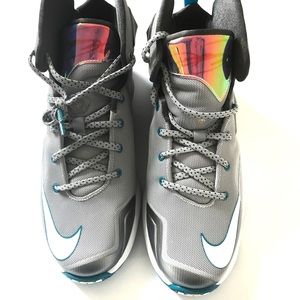 NIKE LEBRON JAMES 13 HOLOGRAM Sz 6.5 Y GRAY BLUE