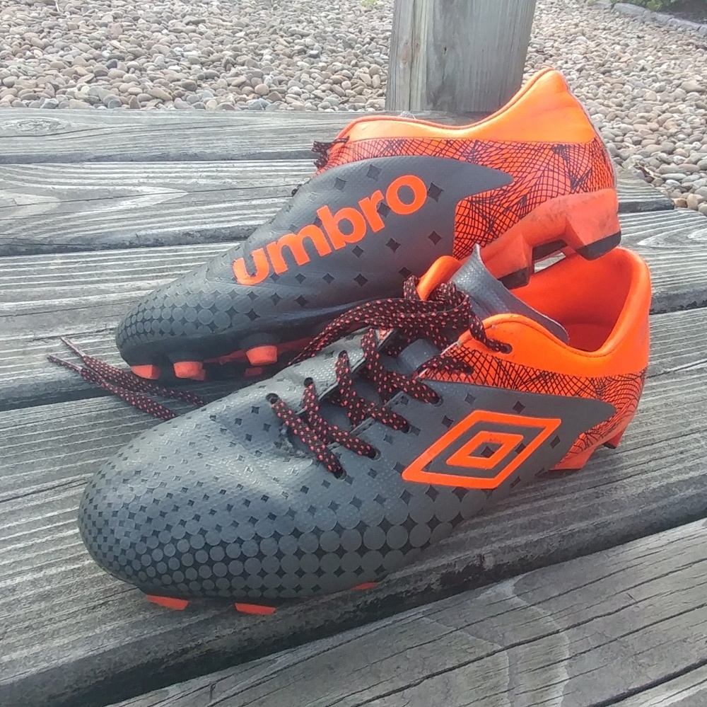 Umbro boys size 5 soccer cleats