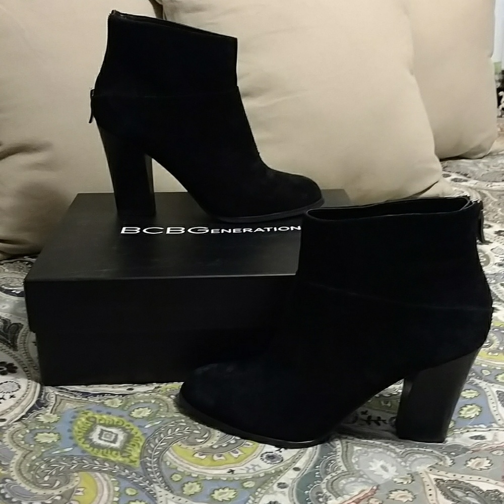 BCBGeneration Kleina-X blk suede booties, size 8.5