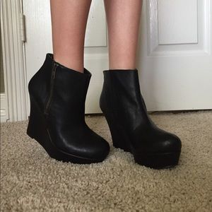 Black wedges
