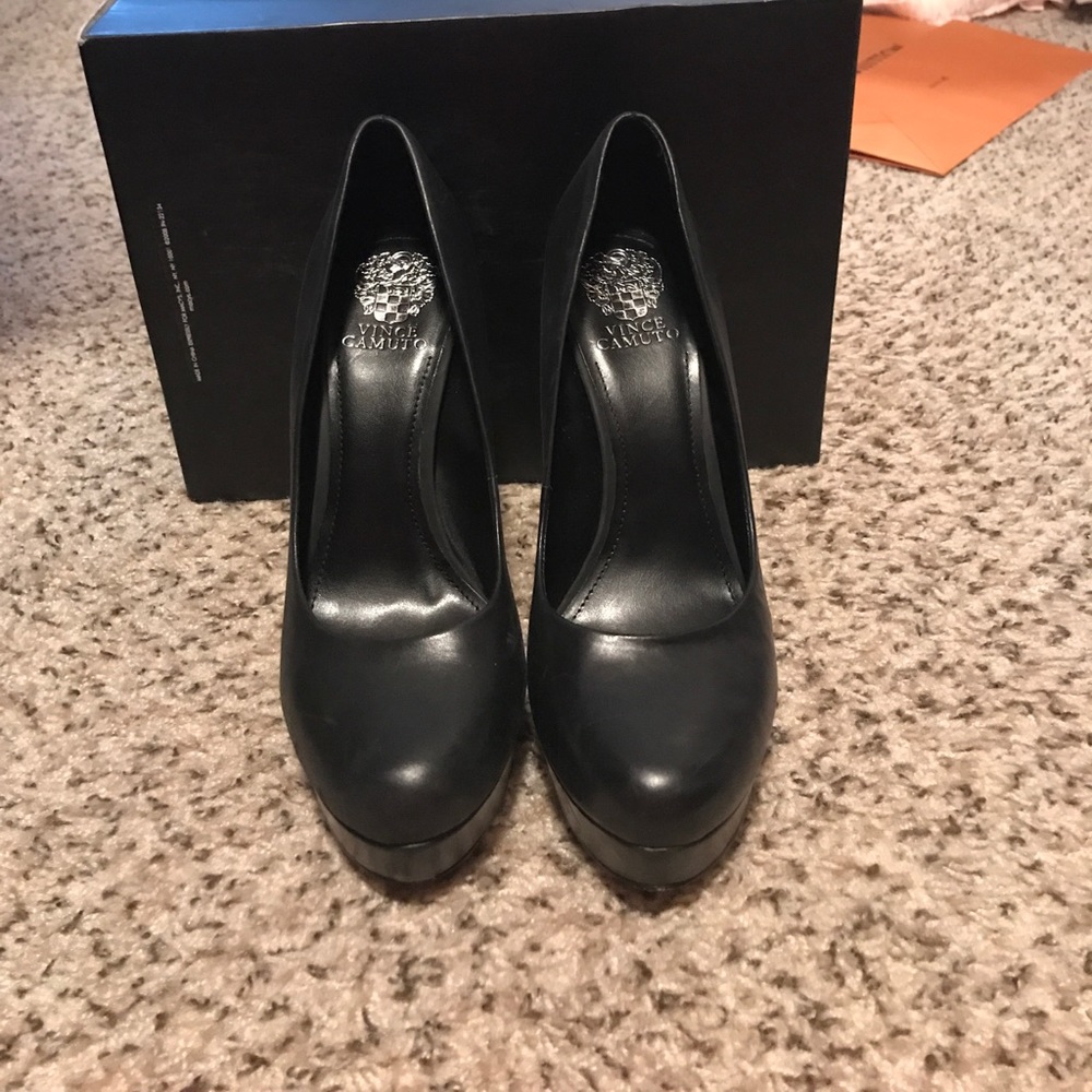 Black Learher Vince Camuto Pumps