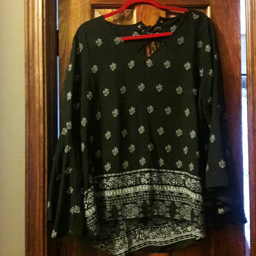 Cato poet top w/ bell sleeves. XL