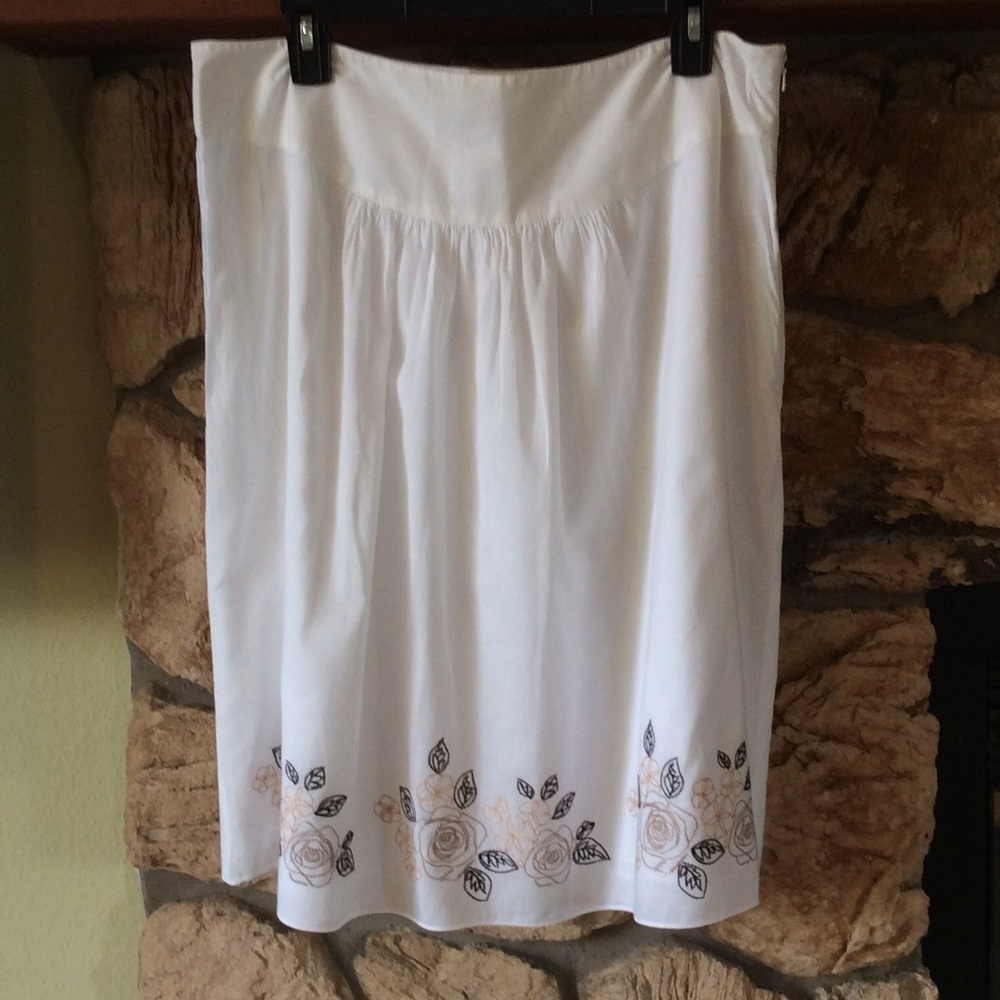 ANN TAYLOR size 14 white skirt w/embroidery.