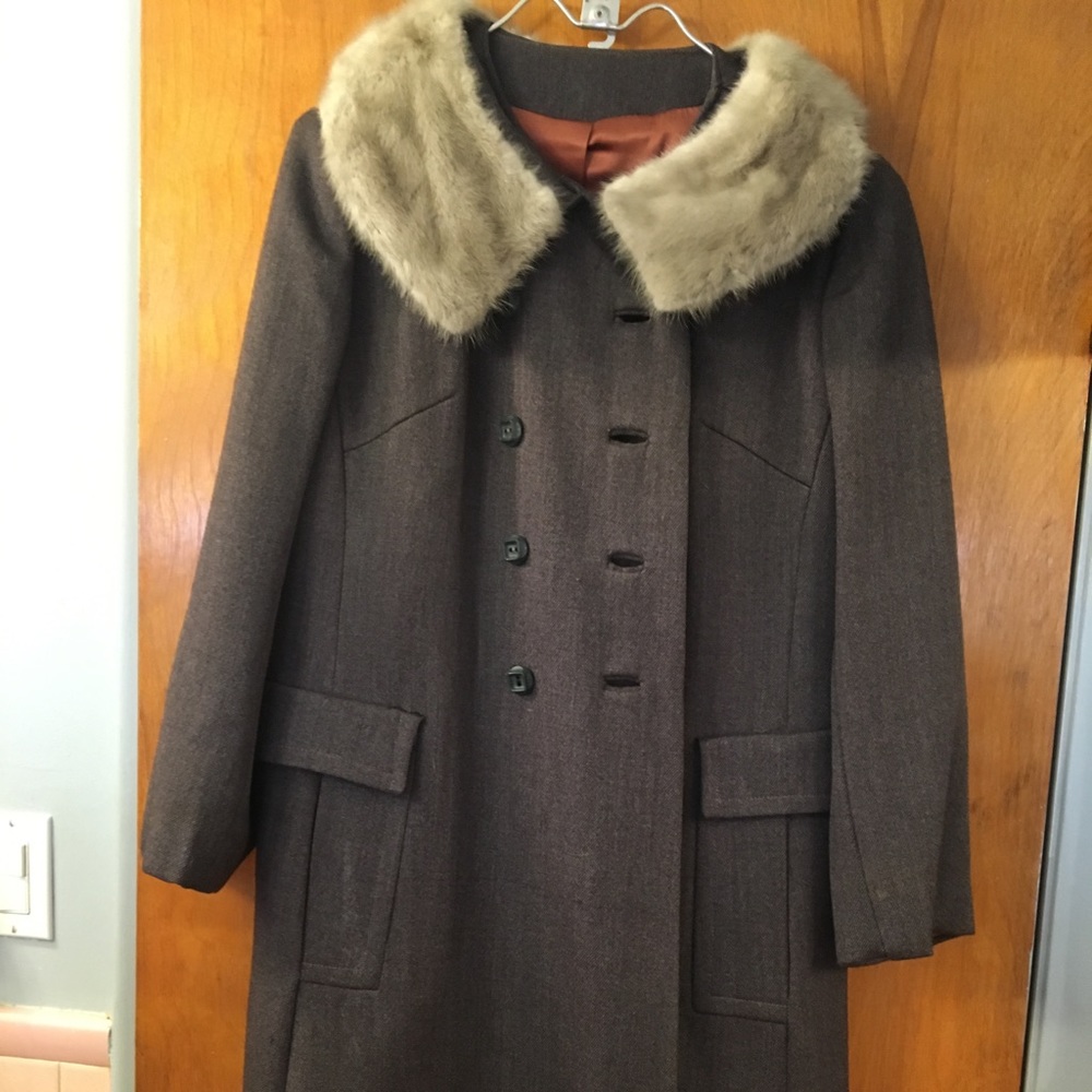 Double breasted vintage coat w/ faux fur collar