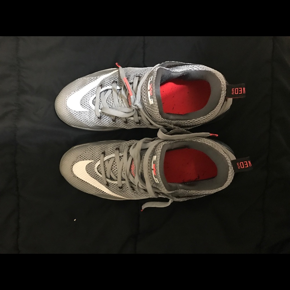 Lerbon James running sneaker