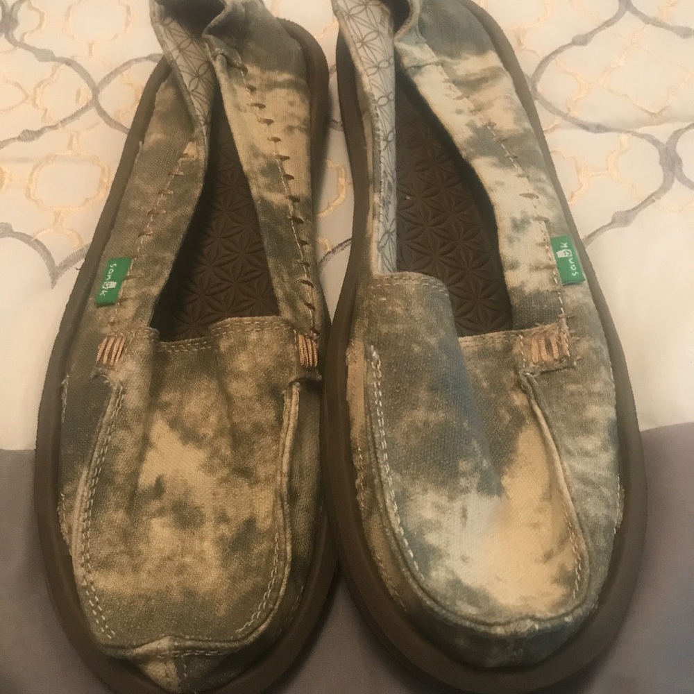 Sanuk size 9