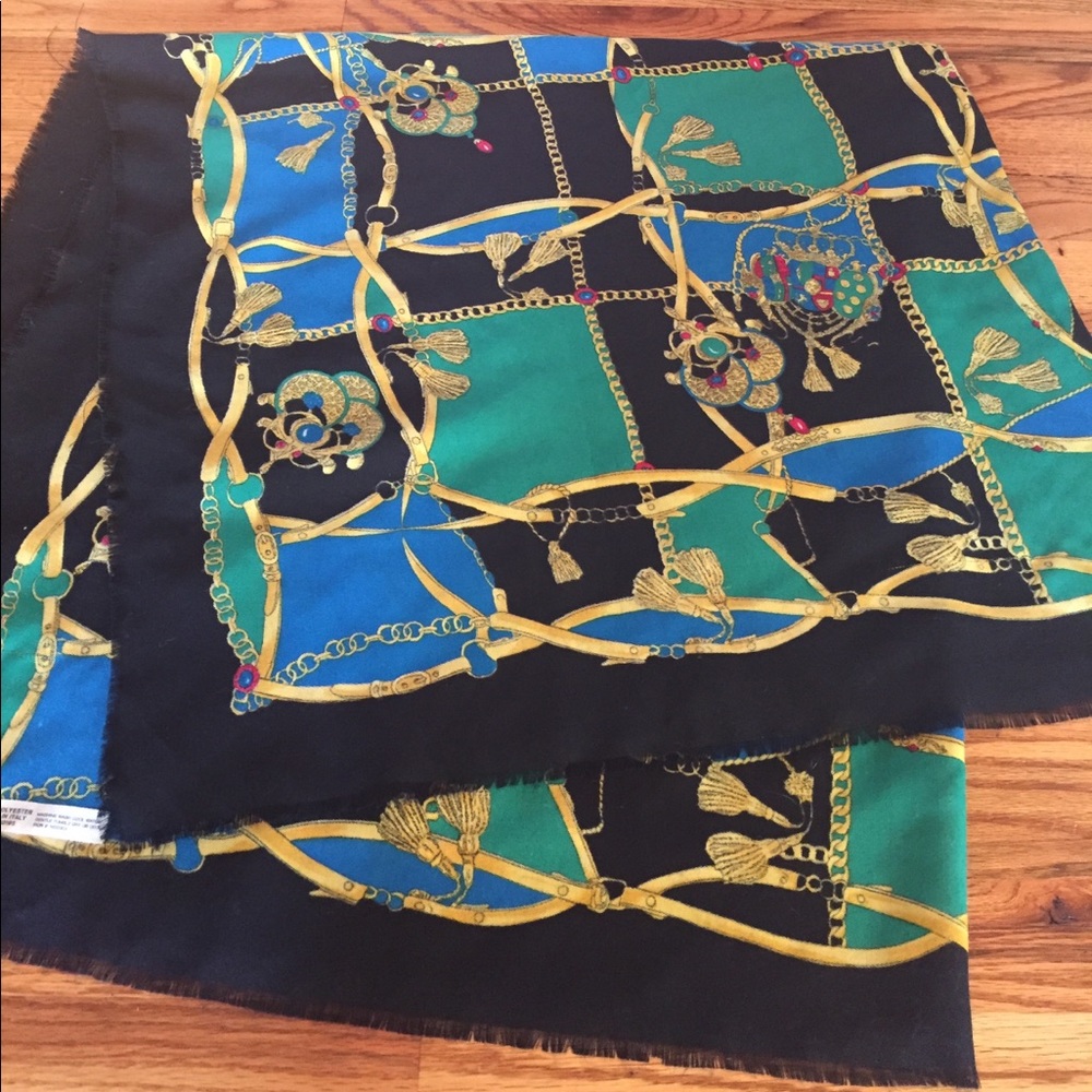 Scarf in black, blue, green and gold.