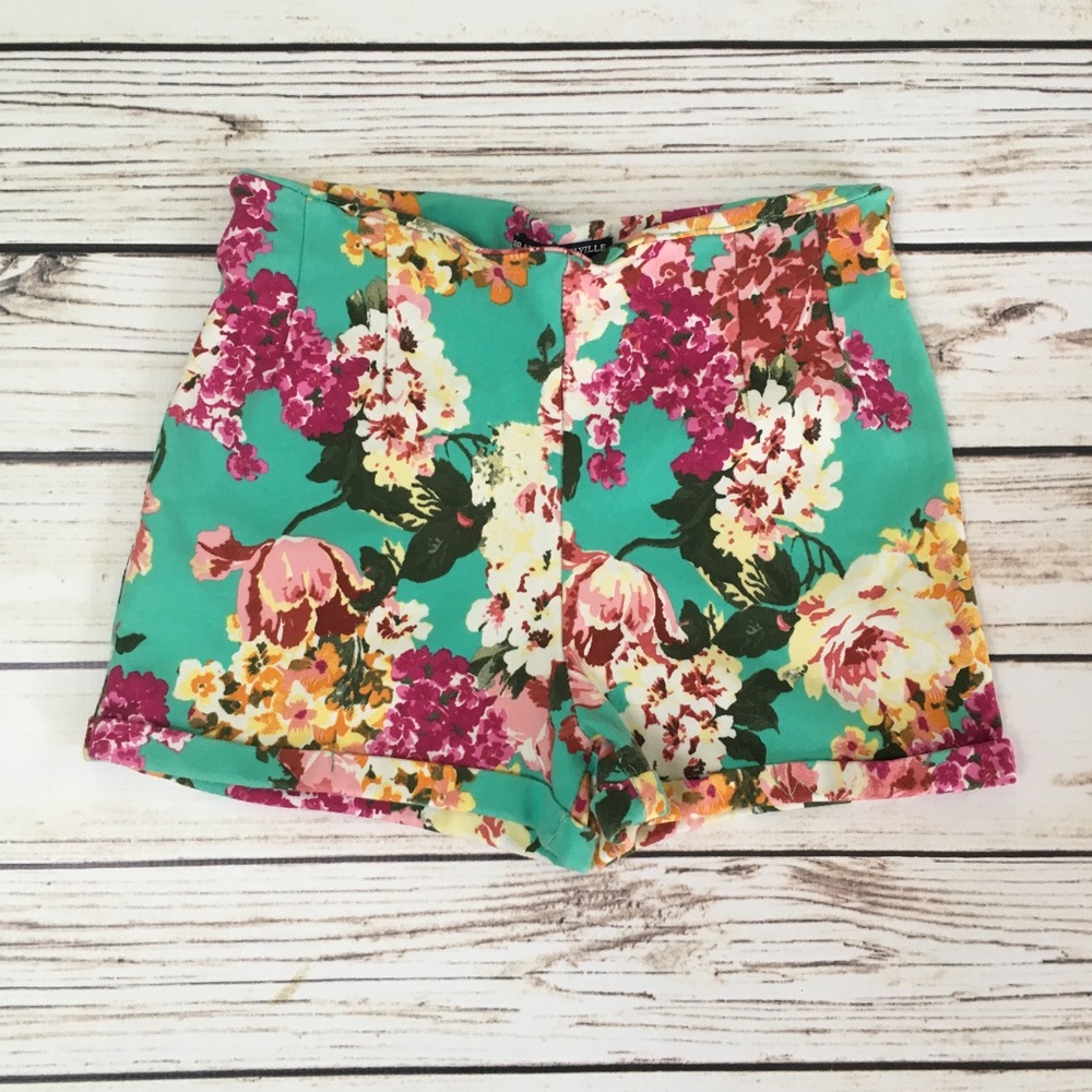 💙 BRANDY MELVILLE Floral Shorts