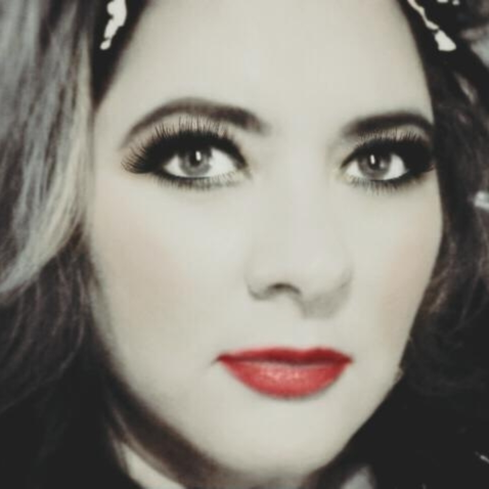 Meet your Posher, Cari Bernal 💄💋👚👠🥿👟👜