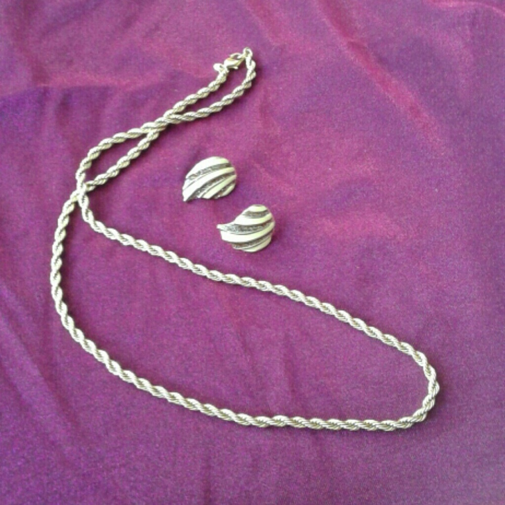 Gold chain with scalloped gold earrings