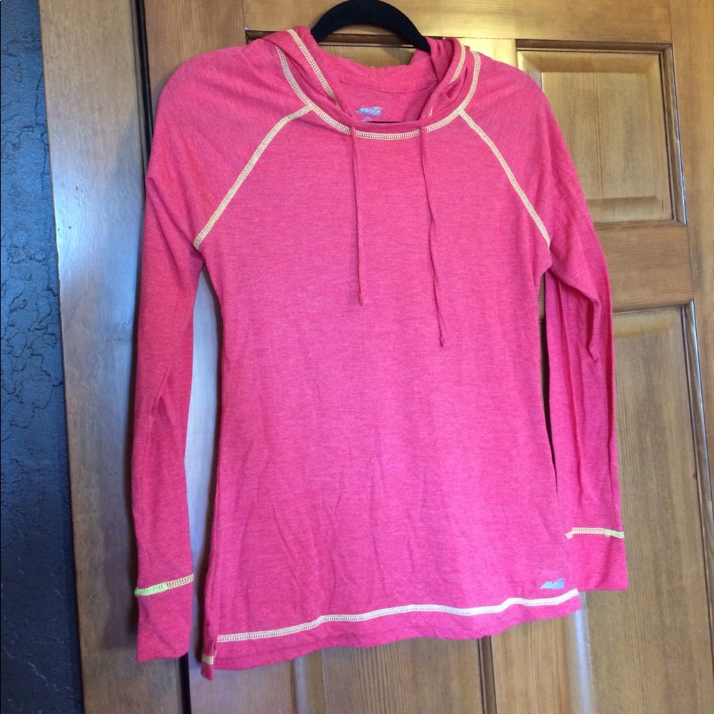 Light weight active wear long sleeve hoodie