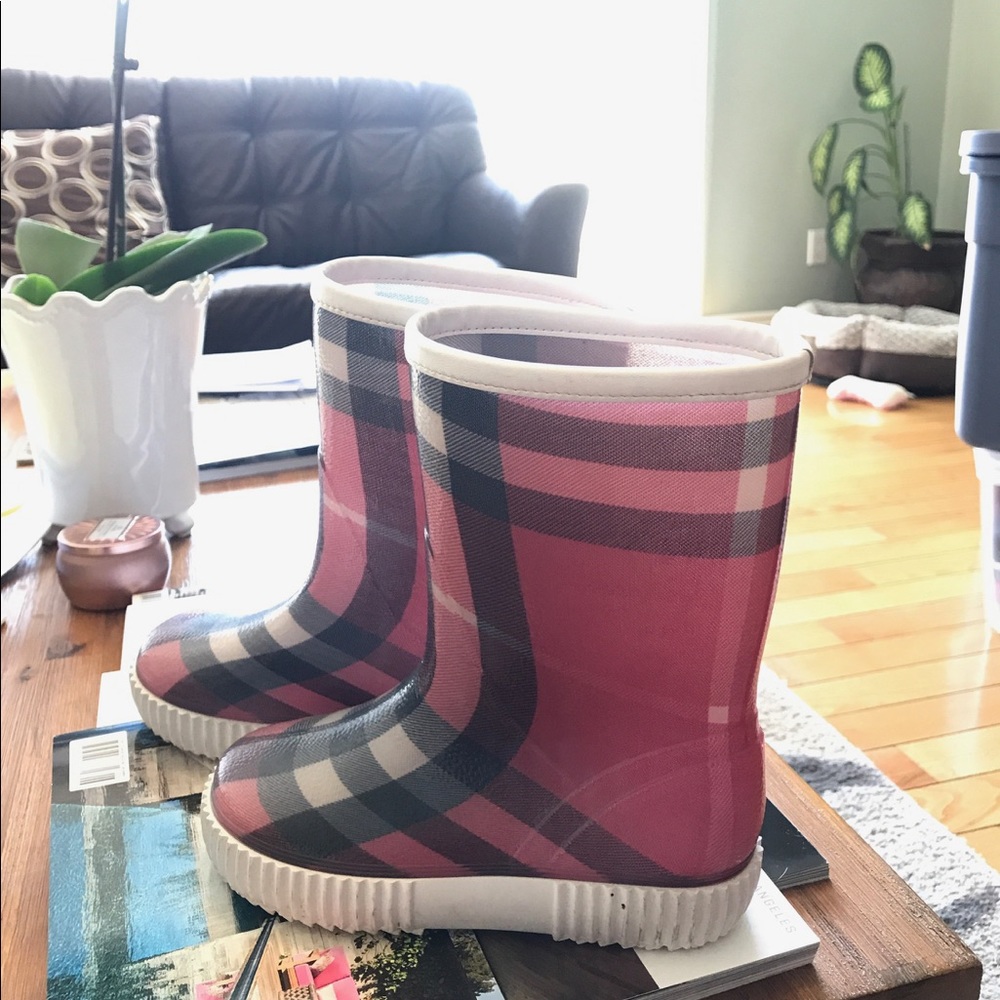 Burberry girls pink rain boot