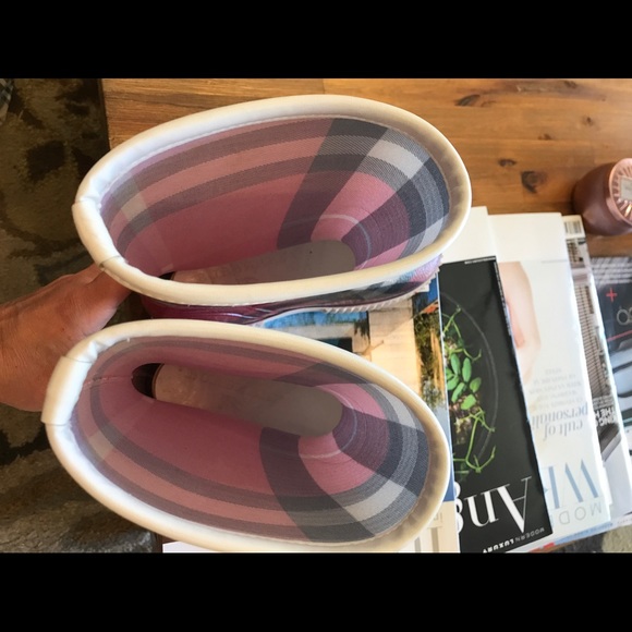 Burberry girls pink rain boot