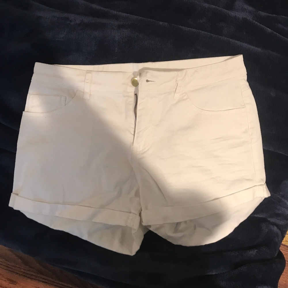 H&M white shorts size8 WILLING 2 NEGOTIATE PRICE!!