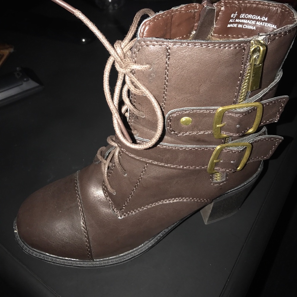 Rouge boots