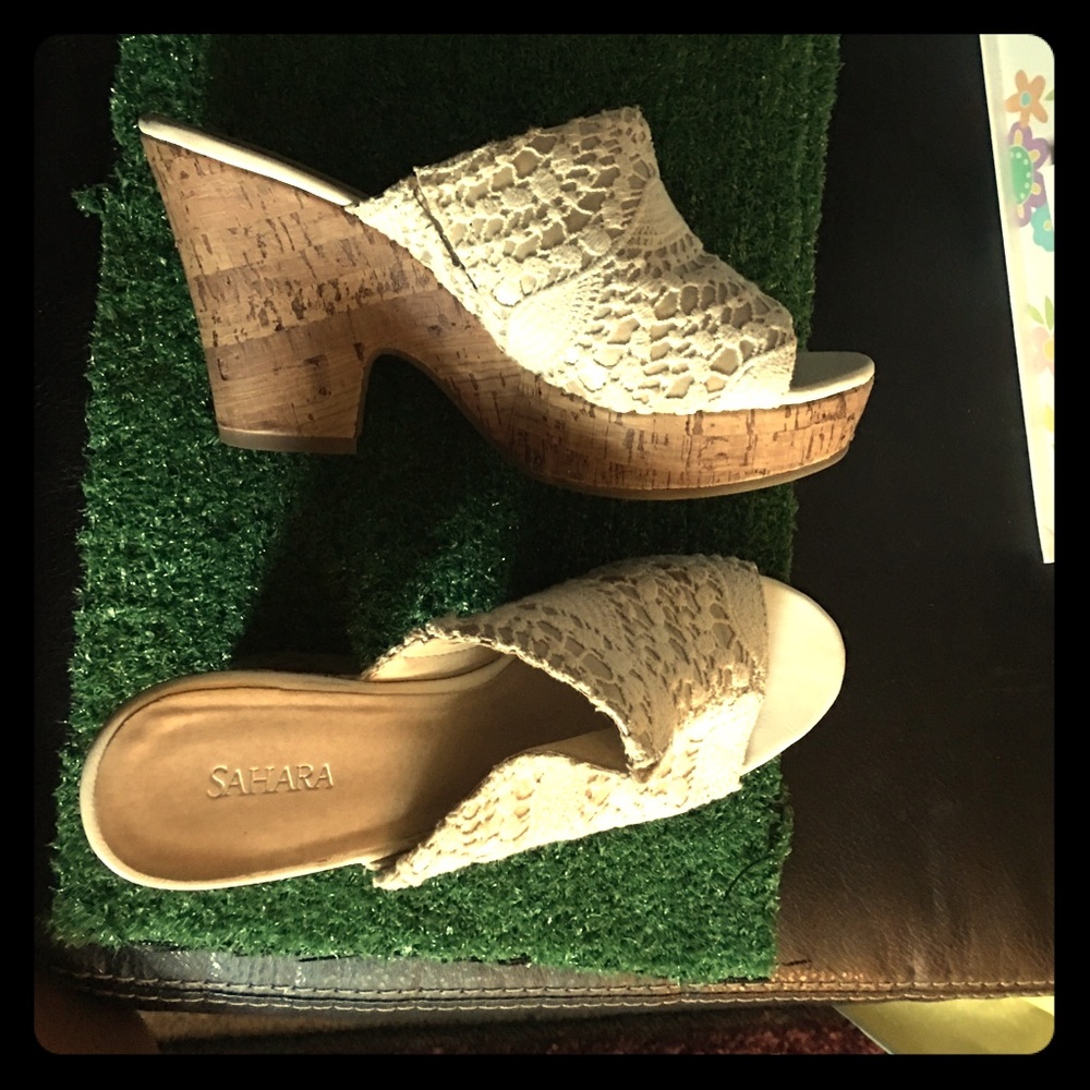 🔴 Cream and cork mules