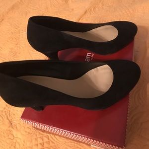 Dress barn black textile upper pumps/heels