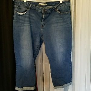 Levis capri crops