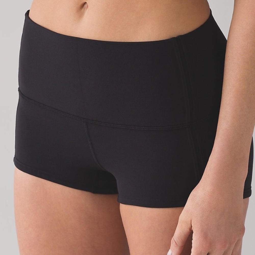 Lulu lemon simply bare shorts!!