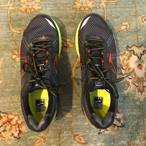 Men's running shoes