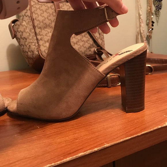 Light tan shoes - Picture 2 of 5