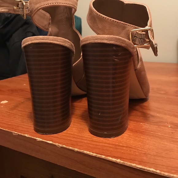 Light tan shoes - Picture 3 of 5