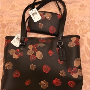 COACH FLORAL BLACK MULTI WRISTLET/TOTE COMBO!