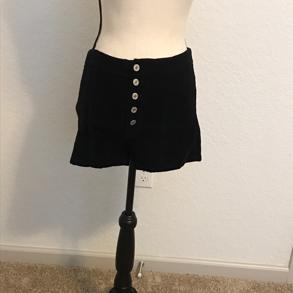 BEAUTIFUL BLACK CORDUROY LIKE HIGH WAISTED SHORTS