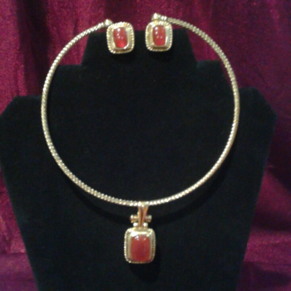 Premier gold pendant choker necklace & earrings
