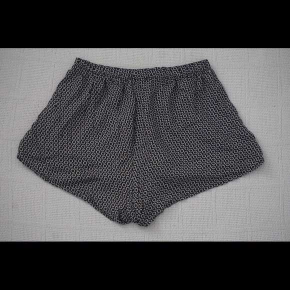 | BRANDY MELVILLE | black shorts w/ white daisies - Picture 2 of 4