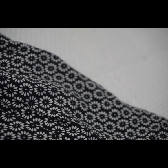 | BRANDY MELVILLE | black shorts w/ white daisies - Picture 4 of 4