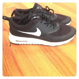 Nike Thea size 8 navy blue