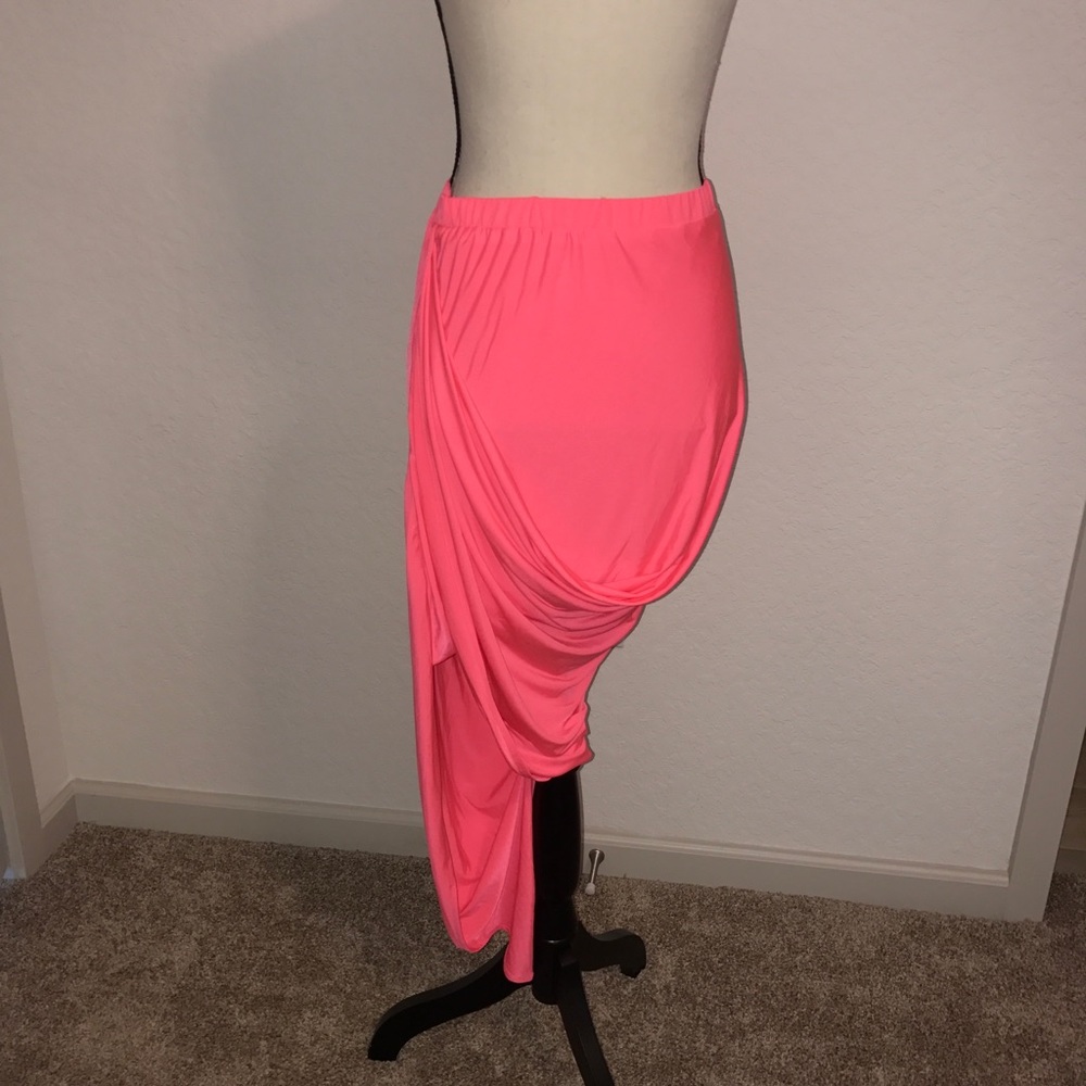 BRIGHT PINK SKIRT WITH TAGS! SIZE MEDIUM!