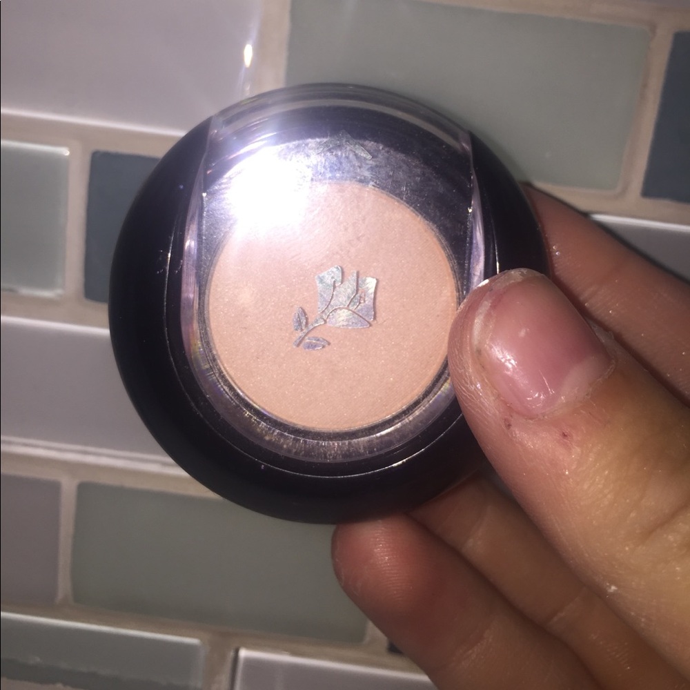 Lancôme matte eyeshadow color: delicate lace