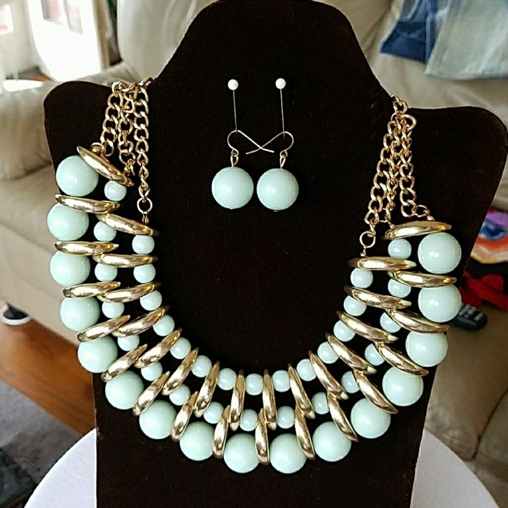 STATEMENT NECKLACE WITH EARRINGS