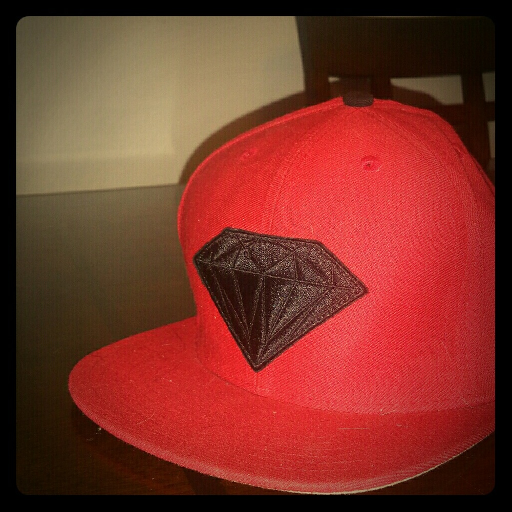 Snap back diamond supply hat