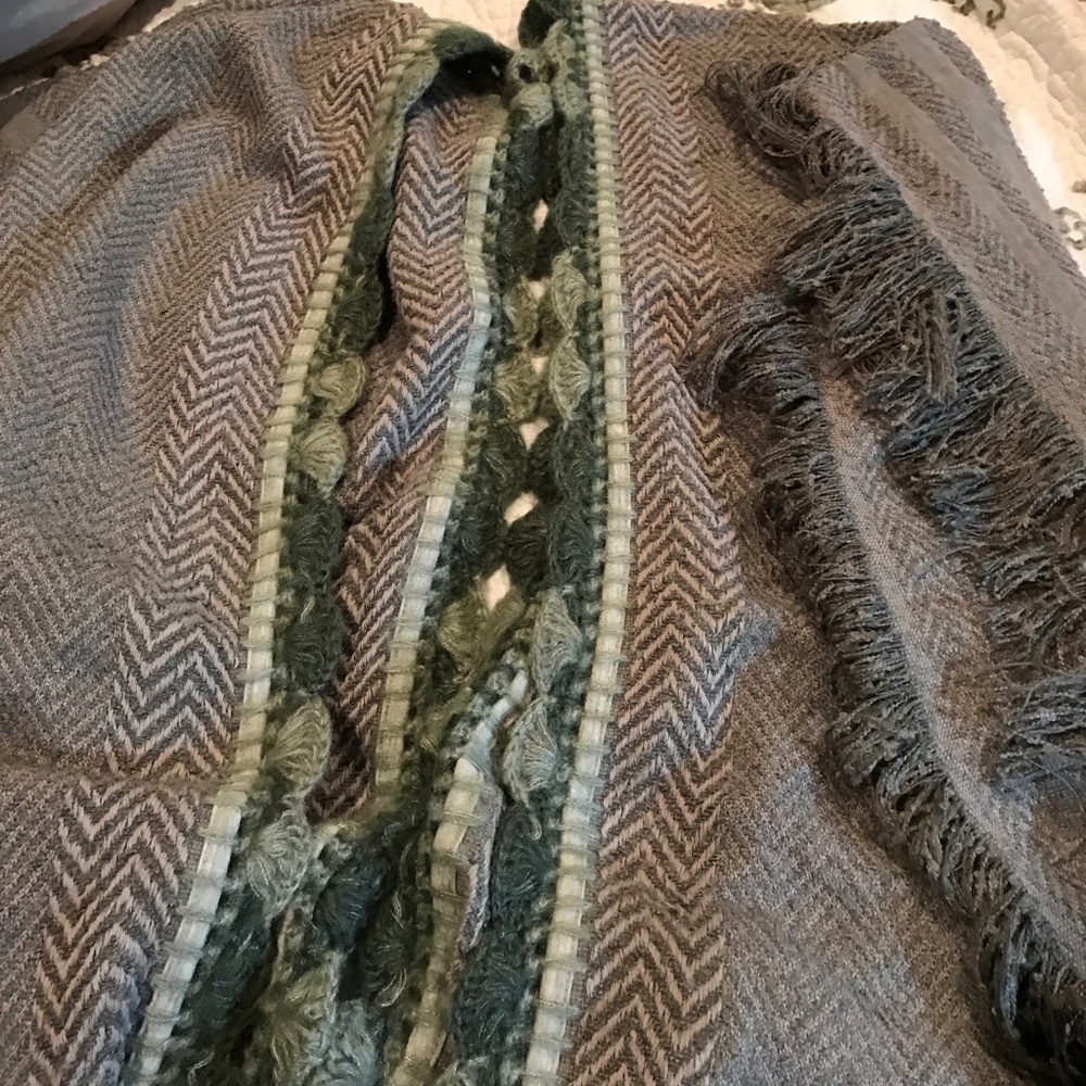 Gray shawl / kimono. Anthropologie.