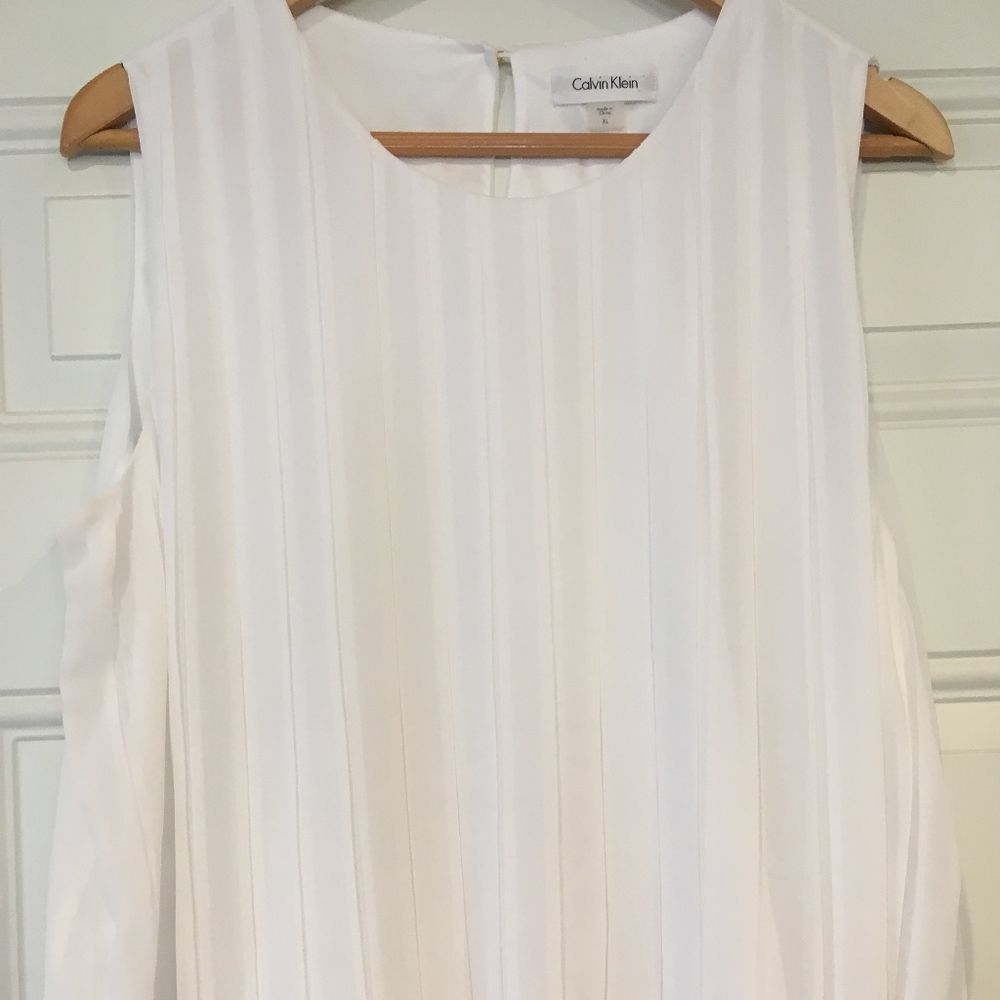 Pretty White Sleeveless Blouse