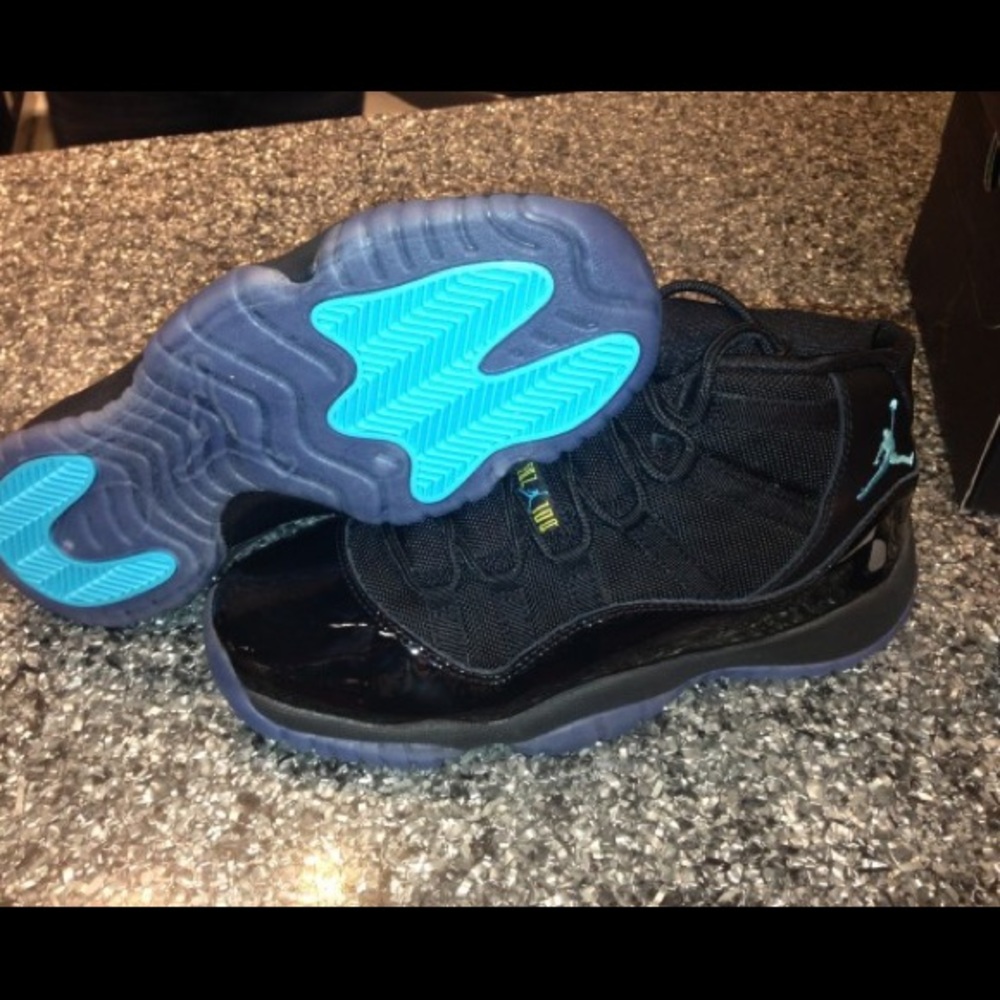 Isooooo I need these so bad ! Size 4,5, or a 5.5