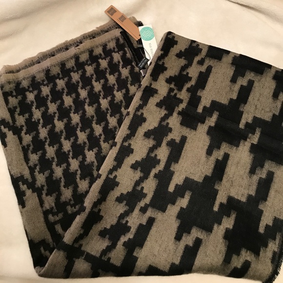 Accessories - NWT Houndstooth Blanket Scarf