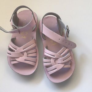 Salt water sandals size 7 EUC like new