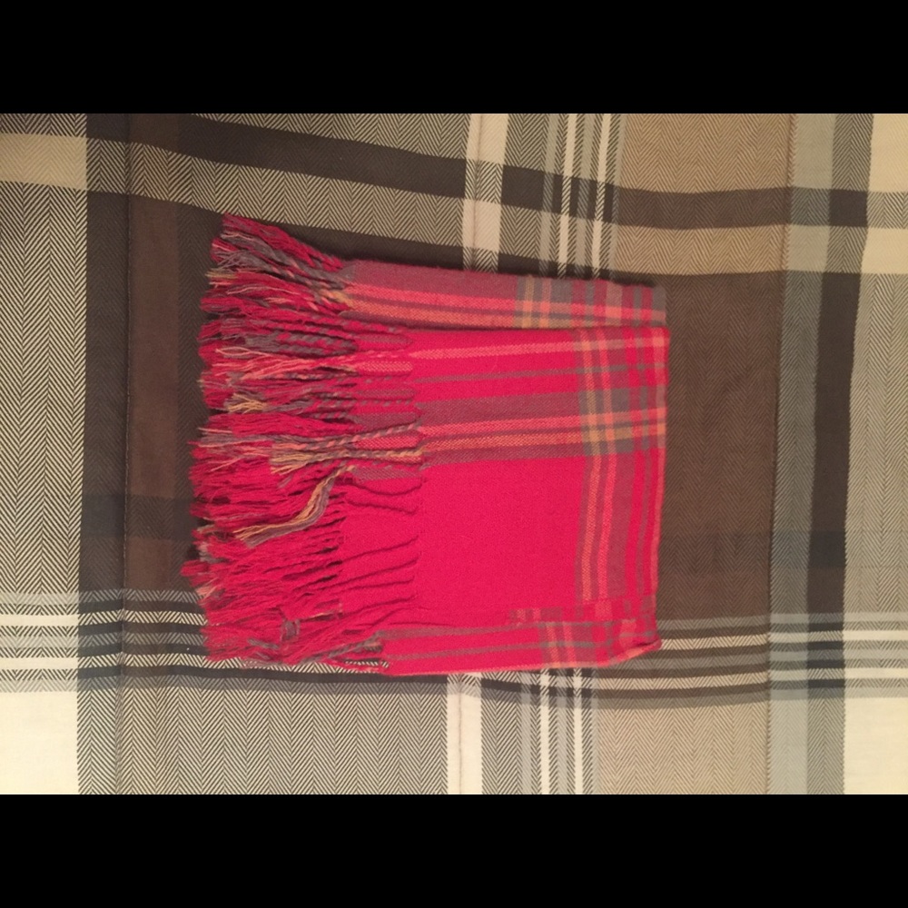 Red checker pattern scarf