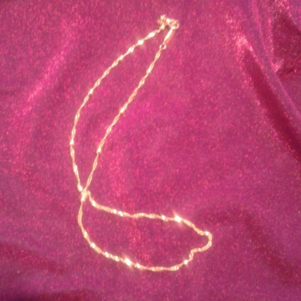 Simple but elegant gold chain.