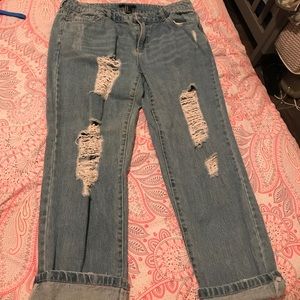 FOREVER21 RIPPED BOYFRIEND JEANS