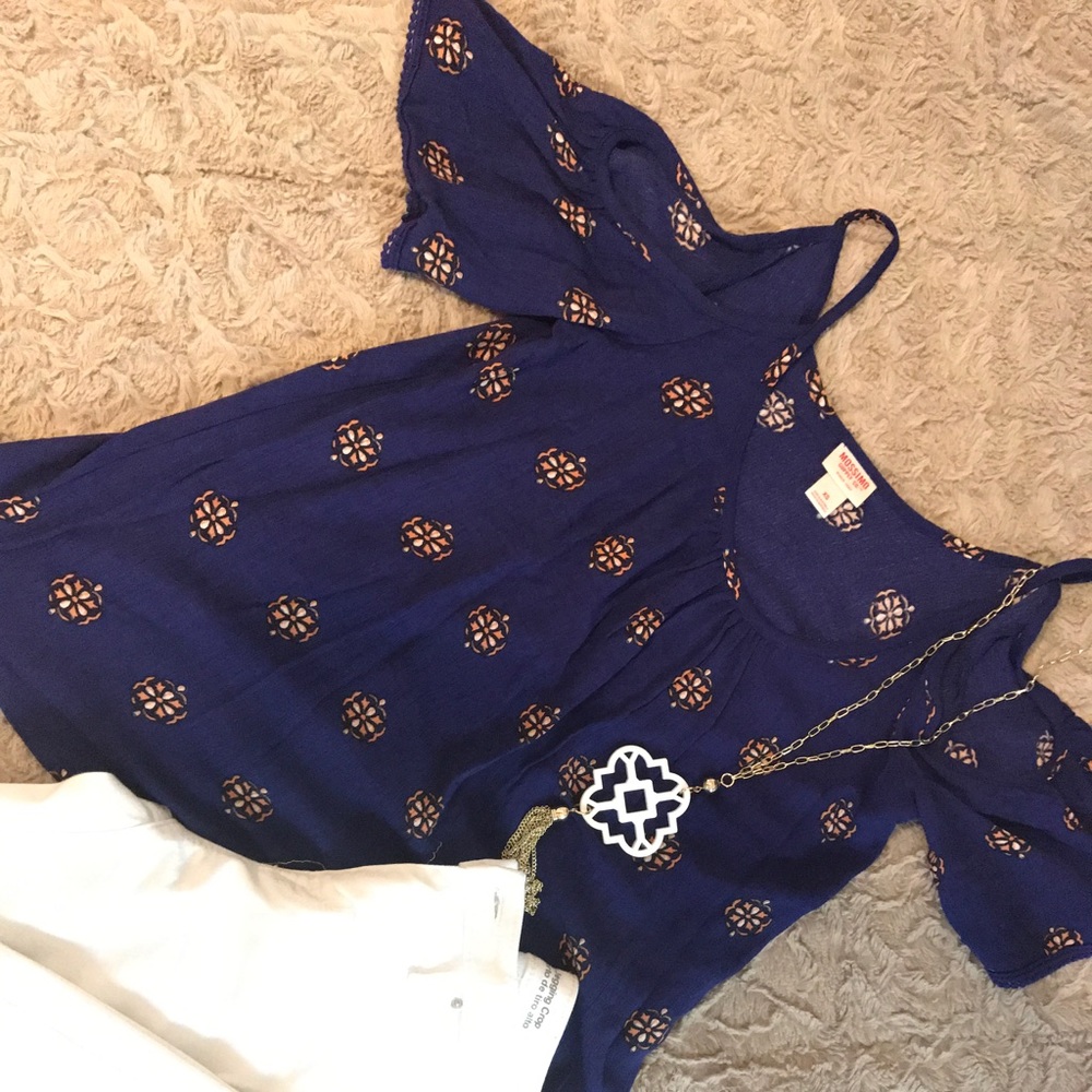 A Juniors cute top with shoulder cutouts!