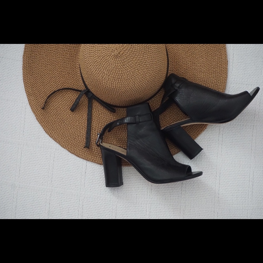 | VIVA SPIGA | black booties w/ open toe & heel