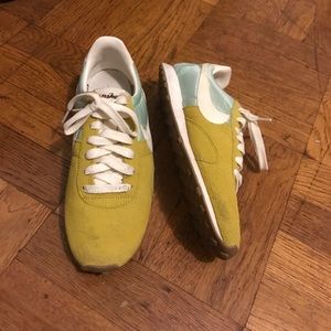 Nike Women's Pre Montreal Racer Vintage Running