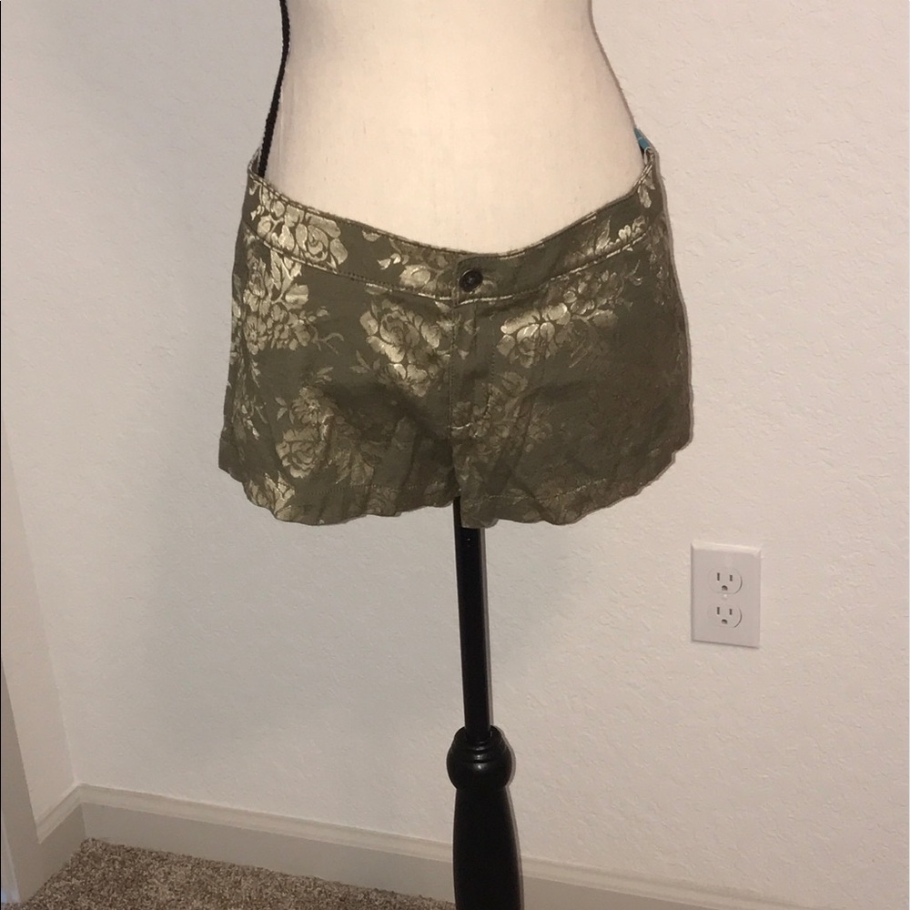 BEAUTIFUL BRAND NWT HOLLISTER GREEN/GOLD SHORTS!